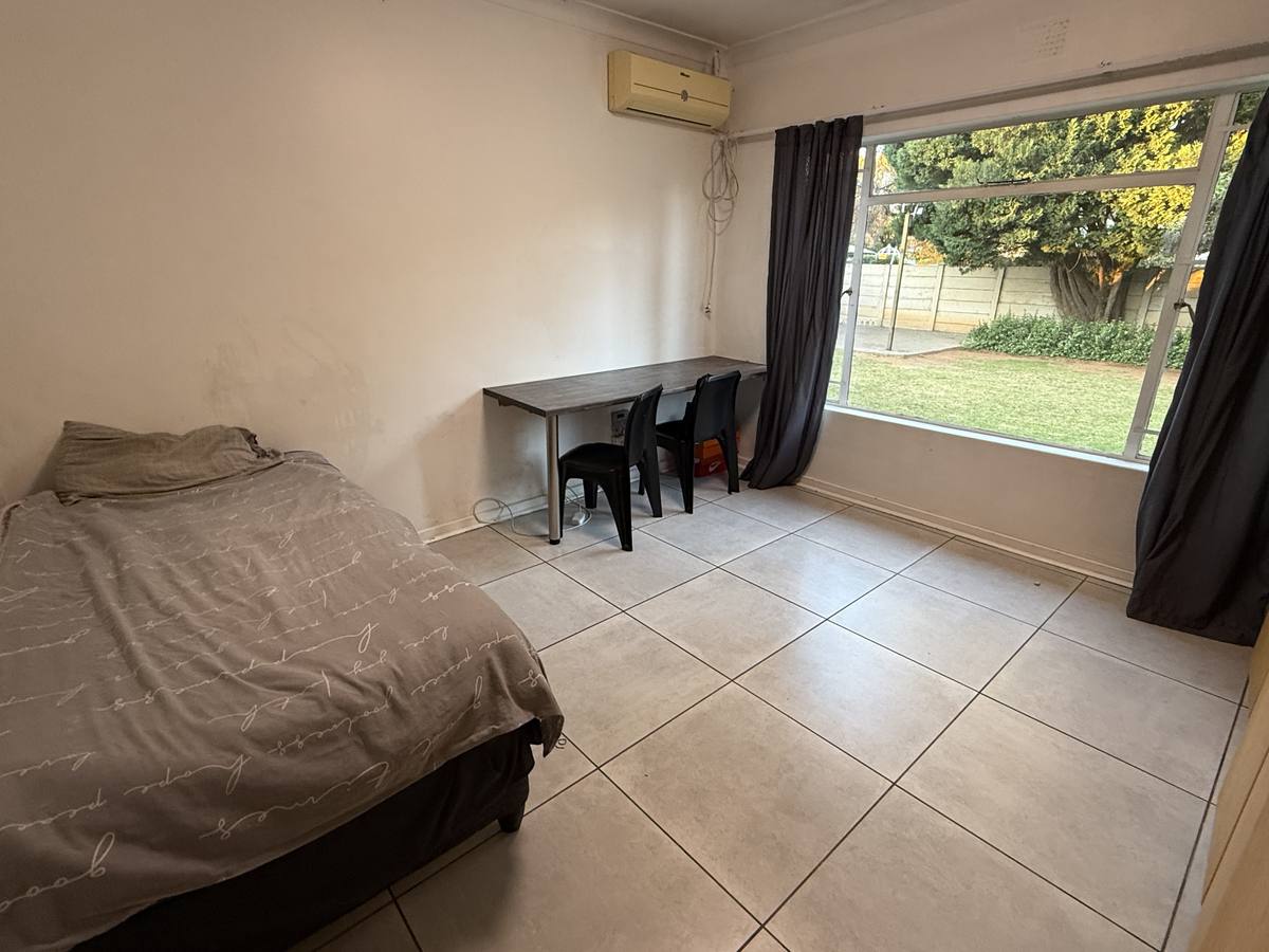 Bedroom — single room with garden view